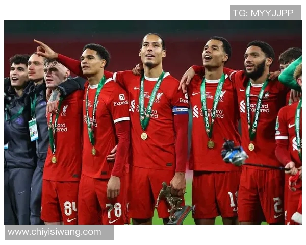 足球比赛时的激情瞬间与战术博弈揭示了团队合作的重要性与运动员的拼搏精神